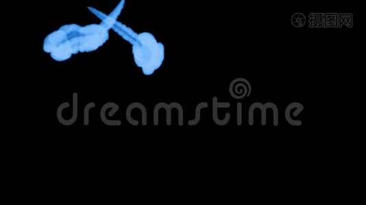 许多流动的荧光蓝墨水或烟雾，隔离在黑色的缓慢运动。 蓝色混合在水中。 用途视频