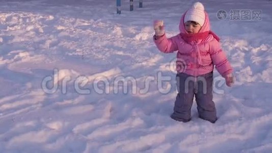 在雪地里玩耍的小孩子..视频