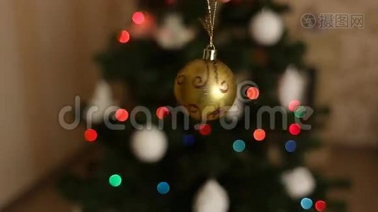 光明和金色圣诞球视频