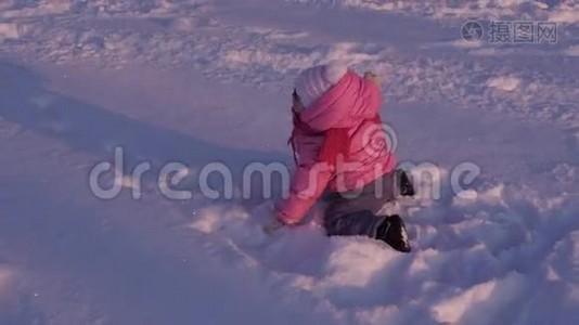 在雪地里玩耍的小孩子..视频