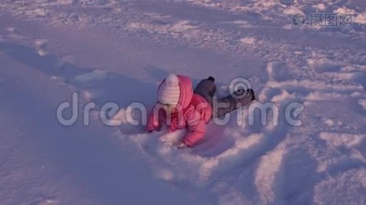 在雪地里玩耍的小孩子..视频