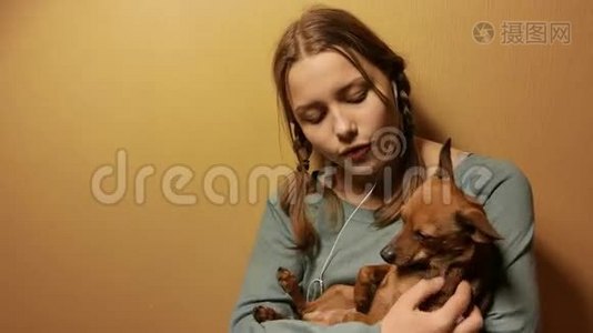 微笑的少女与她的小玩具狗狗玩。 4KUHD。视频