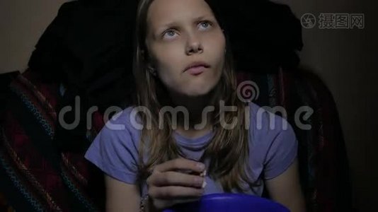 女孩在电影院看电影。 4UHDK视频