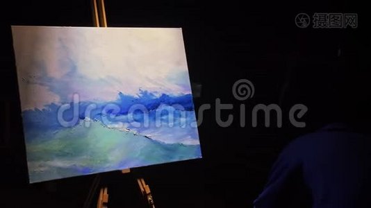 艺术家复制主义绘画海景与船在海洋。 工匠装饰师用丙烯酸油画在蓝色的海面上视频