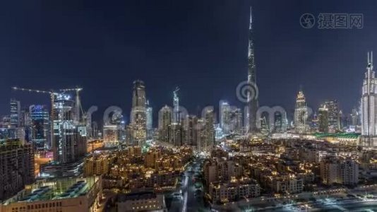 迪拜市中心的天际线夜幕降临，从迪拜的顶部可以看到哈利法塔和其他塔的全景视频