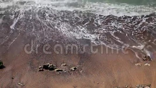 热带海滩沙滩上的海浪视频