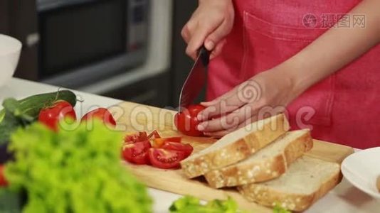厨房里的女人手切番茄视频
