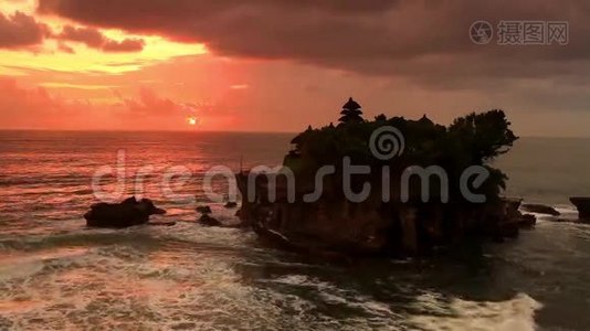 普拉塔纳洛特寺日落。 巴厘视频
