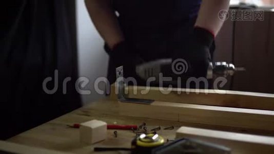 搭建木桌的过程，木工收集底座..视频