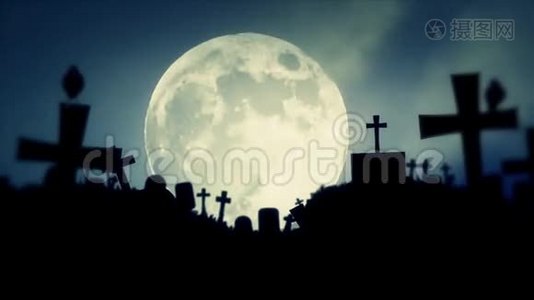 满月升起在一个老墓园与黑鸦视频