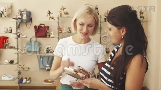 在鞋店里挑选鞋子的女人视频
