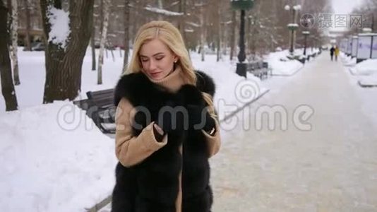 冬天公园里一个时髦女孩的肖像。视频