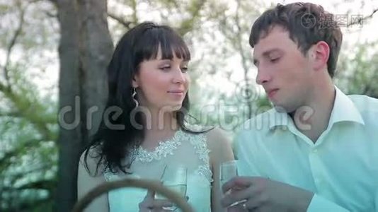 新娘和新郎一起在户外摆姿势视频