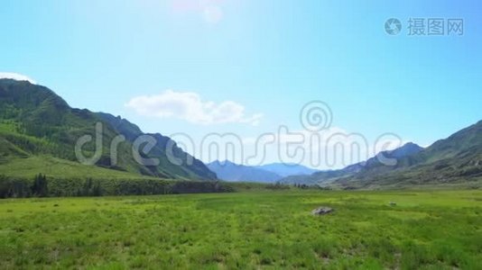 观山峡和绿色高原.. 山地景观。视频