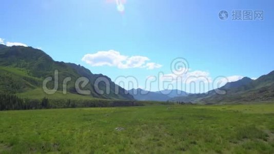 观山峡和绿色高原.. 山地景观。视频