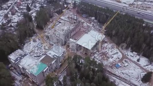 俯视图见钢筋混凝土高层建筑施工现场.. 剪辑。 建筑物建筑的俯视图视频