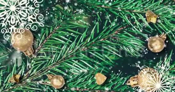 圣诞节背景有杉枝，雪花和金球.. 俯视新年纹理。视频