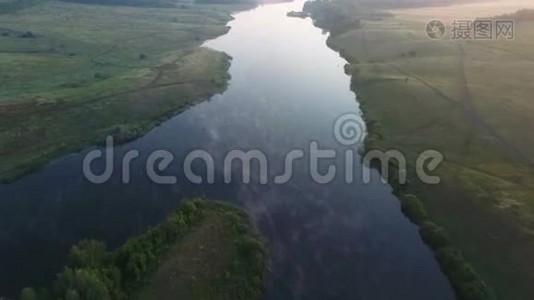 乡村一个大湖的空中录像视频