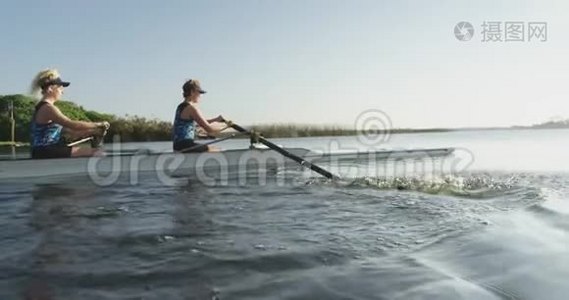 女性划船者在河边训练视频