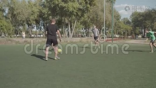 年轻的足球运动员在球场上踢球视频