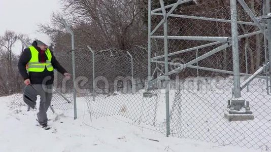 破围栏附近的铲雪工人视频