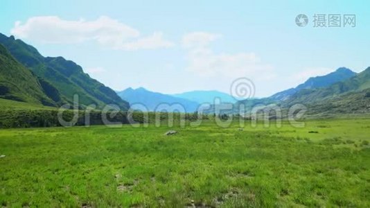 观山峡和绿色高原.. 山地景观。视频