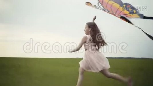 女孩带着风筝到处跑。 自由概念。视频