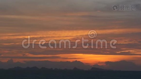 雄伟的热带橙色夏季，夕阳在海面上，群山的轮廓。 戏剧性黄昏的空中景色视频