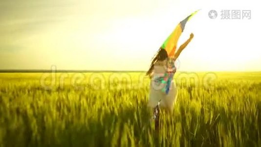 女孩带着风筝到处跑。视频