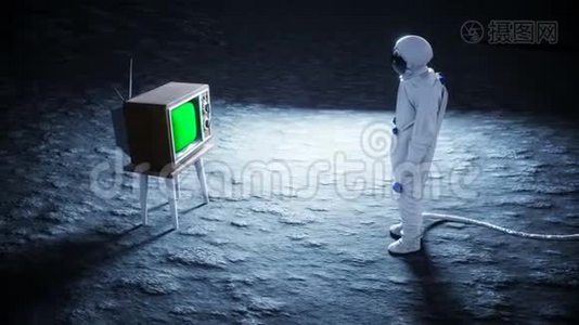 孤独的宇航员在月球上看旧电视。 追踪你的内容。 夸张的4K动画。视频