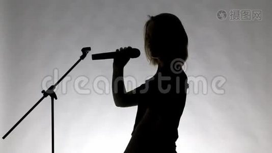一个女孩唱歌的黑色剪影视频
