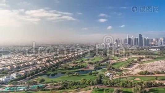 迪拜码头摩天大楼和高尔夫球场上午时间，迪拜，阿拉伯联合酋长国视频