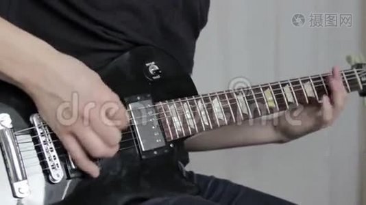 人用黑色电吉他演奏.视频