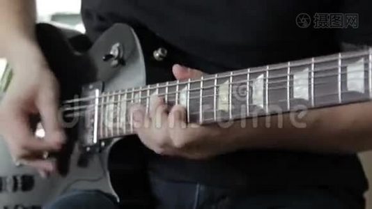 人用黑色电吉他演奏.视频