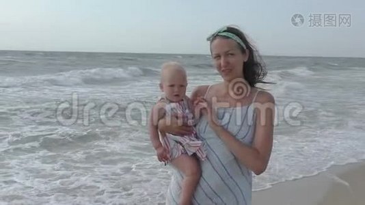 妈妈和女儿在海上。视频