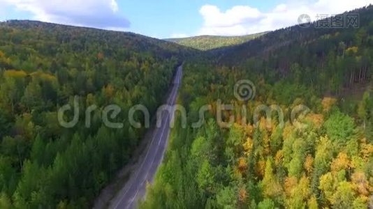 在去贝加尔湖的路上，在森林中的道路上观看视频无人机的鸟瞰图视频