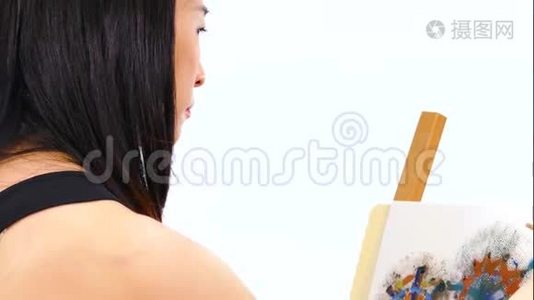 画架上的亚洲艺术家绘画视频