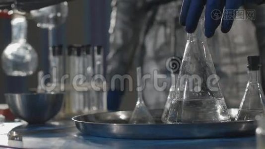 科学家和他的助手在一个地下慢动作实验室进行化学实验视频