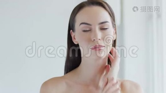 性感的女人摸着脸视频