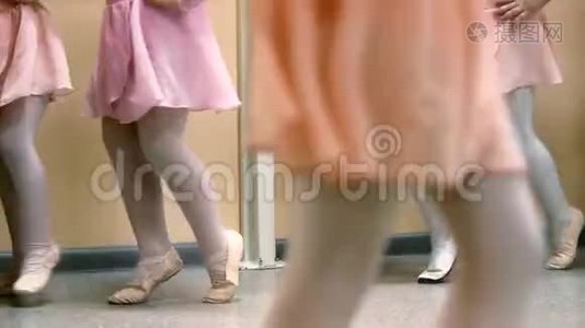 芭蕾舞班的小女孩视频