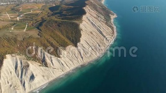 带悬崖和海浪的岩石海岸鸟瞰图视频