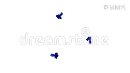 头顶拍摄的孤立的蓝色墨水在白色上形成一个圆圈。 蓝色染料混合在水中，并在缓慢的运动中移动。 使用视频