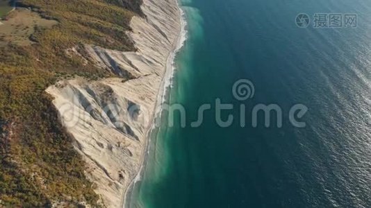 带悬崖和海浪的岩石海岸鸟瞰图视频