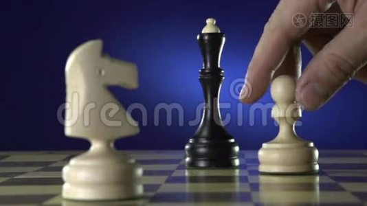 白棋手用棋子打倒黑王视频