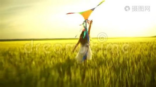 女孩带着风筝到处跑。视频