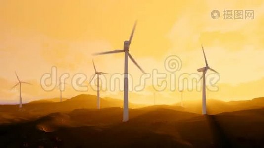 绿色草地上的风力涡轮机农场，日落时的光线，多利射击视频