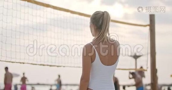 日落时分，女子打沙滩排球的动作缓慢视频