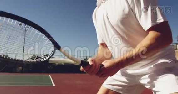 在晴天打网球的人视频
