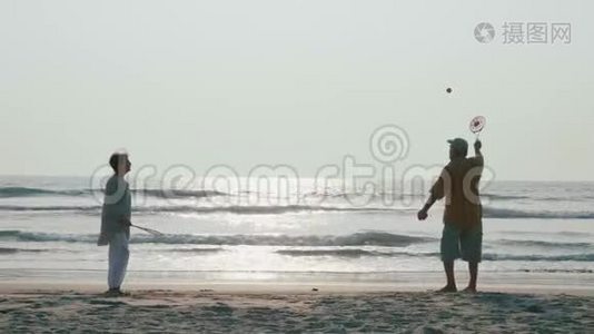 活跃的老夫妇在海滩上打太极球。视频