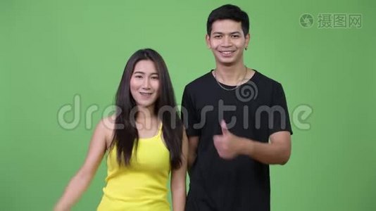年轻的亚洲夫妇一起竖起大拇指视频